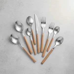Elegante juego de cubiertos de metal inoxidable con mango de madera, utensilios de lujo diseñados para una experiencia gastronómica moderna y decoración de mesa. - Product Image 4
