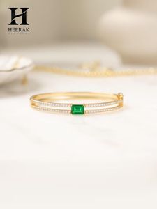 Brazalete de Diamantes de Doble Hilera de Lujo con Piedra Central Verde Corte Esmeralda, Joyería Fina de Oro de 18K - Product Image 4