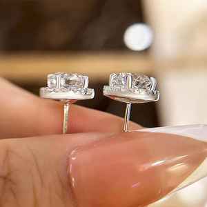 Boucles d'oreilles clous en moissanite scintillante avec halo de diamants, taille ronde, en argent sterling 925 plaqué or, cadeau de fiançailles pour les amoureux - Product Image 2
