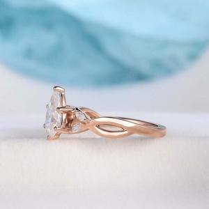 Anillo de compromiso de moissanita con corte de pera de moda, oro amarillo de 14K, anillo de boda de cinco piedras, anillo de promesa nupcial, regalos de aniversario para esposa - Product Image 5