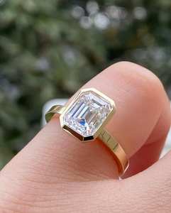 Bague de fiançailles de luxe en moissanite taille émeraude 2,50 carats, or jaune 14K, sertie clos, solitaire, bague de promesse, bijoux, cadeau pour femme - Product Image 3