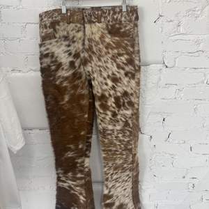 Conception de logo personnalisé, pantalon en cuir avec fourrure de vache pour hommes, fournisseur et fabricant du Pakistan, sur mesure - Product Image 2