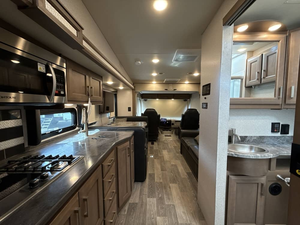 Used 2023 T-h-o-r O-u-t-l-a-w 38MB Travel <b>Trailer</b> - Product Image 4