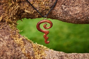 Collar con colgante de madera con diseño en espiral, amuleto de madera hecho a mano, collar con cordón negro para hombres y mujeres, joyería inspirada en la naturaleza - Product Image 2