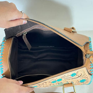 Bolsa de Viaje Grande de Cuero Repujado con Diseño de Cactus del Desierto Occidental, Hecha a Mano, Estilo Vintage, con Grabado Floral y Detalles en Turquesa - Product Image 6