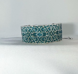 Bracelet de luxe fait main perlé, motif bleu sarcelle et argent, design exquis, bijou manchette en métal, cadeau - Product Image 6