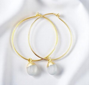 Boucles d'oreilles créoles en argent 925 plaqué or avec calcédoine aqua – Breloques en pierre de naissance naturelle, créoles faites à la main pour femmes - Product Image 1