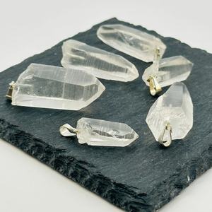 จี้คริสตัลควอตซ์ใสแบบขายส่ง สำหรับสร้อยคอ เสริมความรัก บำบัดจิตวิญญาณ เครื่องประดับแฟชั่นสำหรับผู้หญิง - Product Image 3