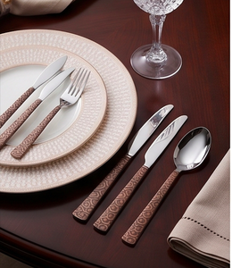 Ensemble de couverts élégants en acier inoxydable épais plaqué argent avec poignées design pour la maison, les hôtels et la table. - Product Image 4