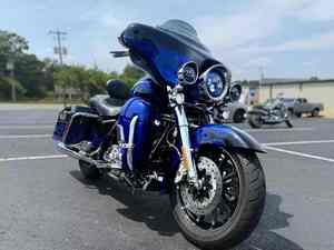 Harley-Davidson CVO Ultra Classic Electra Glide Cruiser Luxury Touring High Performance Motorcycle d'occasion de 2011, origine américaine, à vendre - Product Image 2