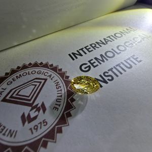 Diamant de laboratoire certifié IGI, 2,5 carats, ovale, taille brillant modifiée, jaune intense fantaisie, VS1, diamant non monté - Product Image 3