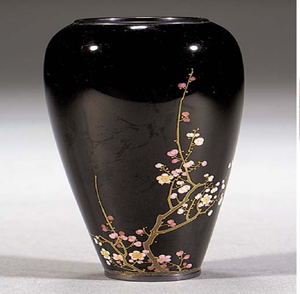 Vase noir audacieux orné d'un bouquet dense de fleurs blanches sculptées inspirées du désert. Disponible aux prix de gros. - Product Image 5