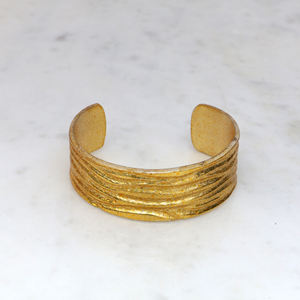 Bracelet manchette en laiton brut fait main pour femme - Jonc texturé ondulé doré - Manchettes ouvertes ajustables - Bijoux bohèmes - Product Image 1