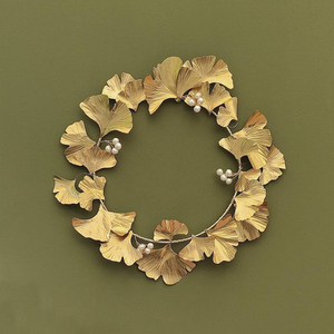 Couronne murale élégante en métal en forme de feuille de Ginkgo, avec des feuillage doré scintillant et des accents délicats de perles blanches pour la décoration intérieure - Product Image 3