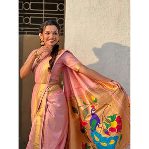 ผ้าส่าหรีเนื้อผ้าไหมนุ่มสีชมพูอ่อนแบบนาวารี ปาธานี สำหรับงานแต่งงาน  ชุดอินเดียและปากีสถาน  ลายปักดิ้นทอง  ลายจุด  พร้อมผ้าคลุมไหล่ลายนกยูง - Product Image 5