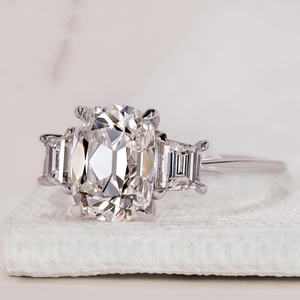 Bague de fiançailles OMC en or 18 carats personnalisée avec diamant de laboratoire certifié IGI de qualité supérieure, taille Old Mine, et pierres latérales en trilogie, pour femme - Product Image 1