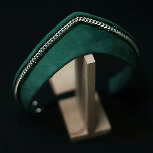 Diadema de terciopelo verde con cadena plateada y corona puntiaguda, accesorio para el cabello hecho a mano para mujer, ideal para bodas y fiestas. - Product Image 1
