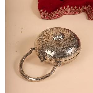 Bolso de mano artesanal God Grace Craft, estilo vintage, con forma de bola de metal grabada, color plata antigua, bolso étnico nupcial tipo Potli. - Product Image 2