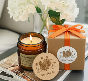 La bougie en pot Heirloom Harvest Thanksgiving ajoute une touche élégante à la décoration de votre maison, ou des messages spéciaux. - Product Image 1