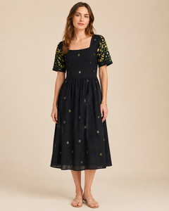 Vestido Midi Negro Bordado con Flores, Mangas Cortas, Estilo Boho, Vestido Casual de Algodón Tejido - Product Image 1