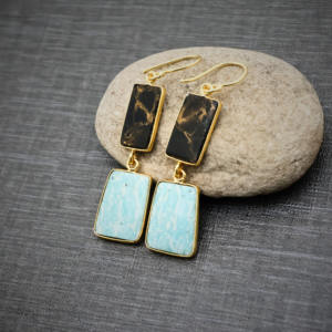 Boucles d'oreilles uniques plaquées or 18 carats avec pierres d'amazonite et de cuivre noir |   Boucles d'oreilles pendantes rectangulaires modernes - Product Image 2