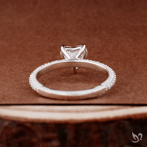 Anillo de Diamante Cultivado en Laboratorio con Corte Corazón de 1 Quilate, Banda Pavé de Tres Hileras, Diseño Romántico en Forma de Corazón para Novia, en Oro Blanco de 10K - Product Image 2