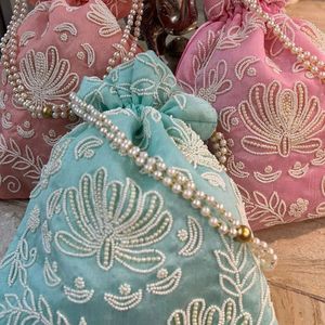 Sac Potli en Coton Brodé de Soie et Perles Élégantes, Sac Seau de Luxe de Créateur Ethnique pour Mariage et Fête, Sac à Main Fait Main pour Femme - Product Image 1