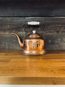 Tetera de cobre de cuerpo curvo con accesorios sencillos de latón y boca ancha, perfecta para casas de campo y minimalistas. - Product Image 5