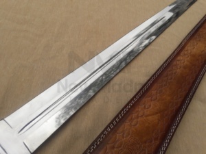 INCROYABLE ÉPÉE DE POIGNÉE EN CUIR MARRON MÉDIÉVAL EUROPÉEN EN ACIER À HAUTE TENSION AVEC GAINE EN CUIR NMT-2506 - Product Image 3
