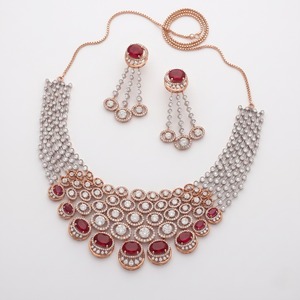 ชุดสร้อยคอเพชรเลี้ยงในห้องปฏิบัติการทองคำ 18K สีเหลืองทอง ดีไซน์หรูหราสำหรับงานแต่งงานและงานหมั้น พร้อมต่างหูยาว - Product Image 1