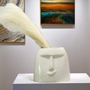 Decoración escultural minimalista para interiores artísticos contemporáneos. Cerámica abstracta moderna con hierba de pampa seca fluida. - Product Image 1