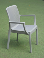 Chaise en plastique beige moulée en maille carrée avec un design moderne pour le jardin et l'extérieur - Confortable, imperméable, durable