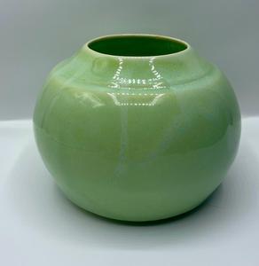 Vase en céramique vert citron élégant avec une large ouverture, finition brillante et silhouette arrondie pour des espaces de vie chics - Product Image 2