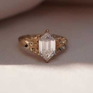 Anillo de compromiso de moissanita con corte hexagonal de 2.50 CT, anillo floral vintage de oro amarillo de 14K, anillo de joyería nupcial Art Deco único para ella - Product Image 4
