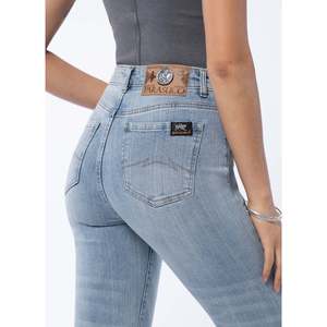 Jean de maman décontracté taille haute en denim bleu classique pour femme coupe régulière - Product Image 1