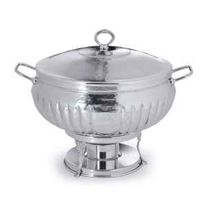 Elegante plato para calentar alimentos plateado con diseño de cuenco estriado y base con asas laterales y tapa a juego. - Product Image 1