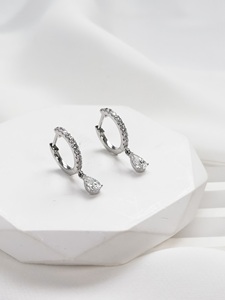 Pendientes de Moissanita con Corte de Pera para Mujer, Diseño de Gota de Agua con Micro Pavé, Platino PT-950, Certificado IGI - Product Image 4