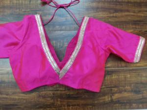 Blusa de Sari de Diseño con Cuello en V de Seda Rosa Oscuro con Borde Bordado - Product Image 2