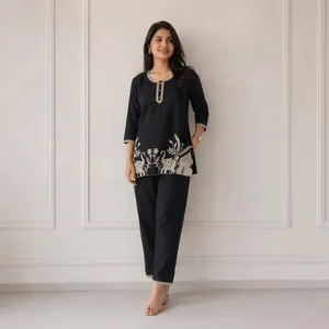 Conjunto de Kurta y Pantalón Bordados Negros para Mujer, Ropa Étnica Estampada, Estilo Casual y Festivo - Product Image 1