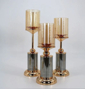 Bases géométriques en marbre blanc avec dessus en verre style hurricane. Style contemporain élégant, disponible à prix de gros. - Product Image 5