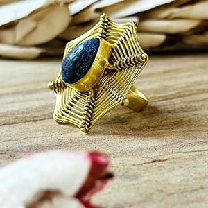Anillo de lapislázuli de diseño único, anillos góticos de latón con diseño de telaraña para mujer, chapado en oro de 18k, anillo vintage llamativo para venta al por mayor/OEM/ODM - Product Image 5