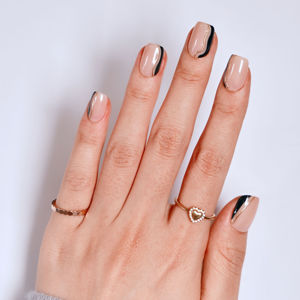 Uñas de almendra con diseño de onda abstracta, minimalistas, color nude, pre-prensadas, ABS, doradas, longitud media, forma de línea, estampado, personalizadas, de fábrica, OEM, ODM, material. - Product Image 2