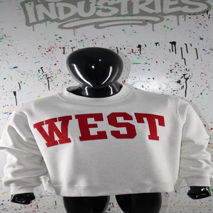 Sudadera WEST WHITE con cuello alto, 100% algodón, con apliques rojos bordados, cuello ancho, hilos finos. - Product Image 1