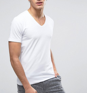 เสื้อยืดคอวีแขนสั้นผู้ชายสีพื้นผ้าฝ้ายทรงเข้ารูปลำลองสีขาวสีดำ - Product Image 3