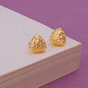 Boucles d'oreilles plaquées or à la mode moderne et abstraite pour femmes bijoux quotidiens légers avec texture irrégulière - Product Image 1