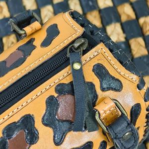 Bolso de Mano de Cuero de Lujo con Estampado de Leopardo, Asa Superior y Cierre de Cremallera - Product Image 4