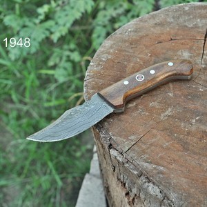 Cuchillo de Caza y Camping de Acero de Damasco Hecho a Mano de Alta Calidad, Cuchillo de Supervivencia para Exteriores de Hoja Fija con Mango de Madera Sólida y Protector - Product Image 1