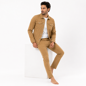 Veste en jean pour homme, en denim durable, coupe confortable et style intemporel, conçue pour les tenues décontractées quotidiennes, le streetwear et les voyages. - Product Image 5