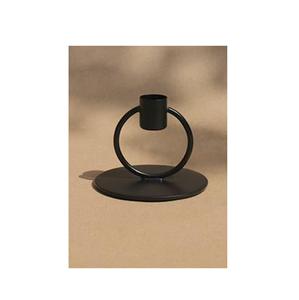 Increíble marco metálico que envuelve la vela con un estilo perfecto para noches románticas y momentos acogedores. - Product Image 2