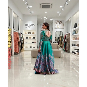 Traje de Seda Verde Esmeralda al por Mayor 2026 con Bordado a Mano y Dupatta Estampada - Colección Ssumaira para Fiestas, Sin Arrugas - Product Image 2